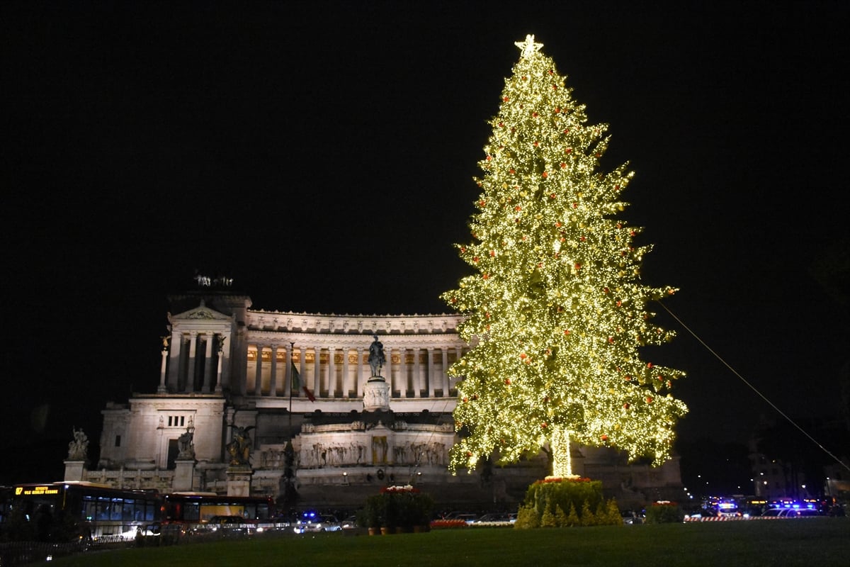 Roma’da dev Noel ağacı: 23 metre yüksekliğinde 100 bin lamba var