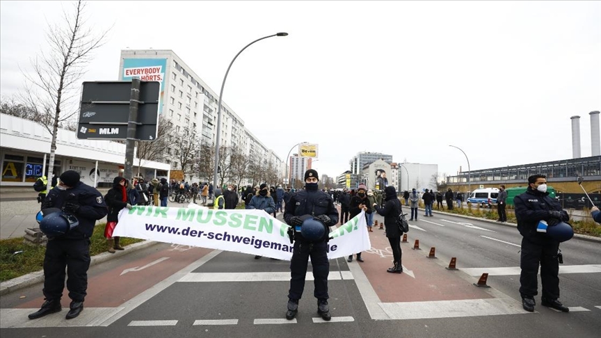 Almanya’da Covid-19 önlemlerine karşı protesto: Berlin’de geniş katılım