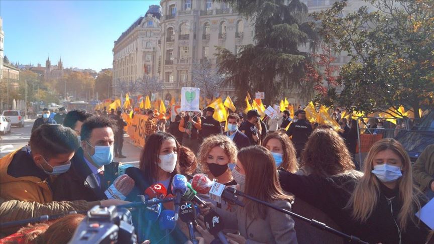 Resmi dil hamlesi ve okullarda laik düzenleme: İspanya’da tartışmalı eğitim reformu kabul edildi