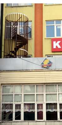 4 katlı binanın 2 katlı yangın merdiveni