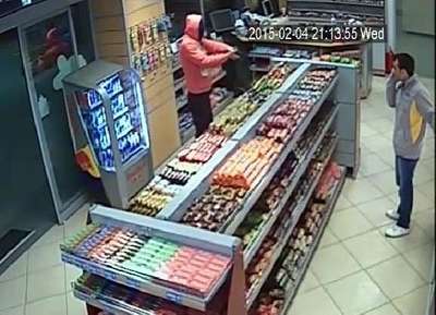 Eski çalışan kar maskesi takıp tabanca ile akaryakıt istasyonunun marketini soydu