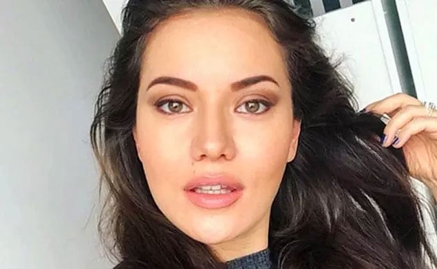 Çocukluğu Almanya'da geçen Fahriye Evcen Neo Nazi'lerden kaçmak için halatla düzenek kurmuş