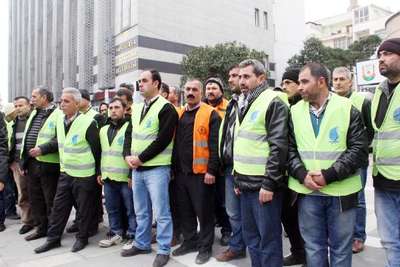 TAŞERON İŞÇİLERDEN BELEDİYE ÖNÜNDE SESSİZ EYLEM