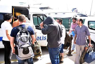 50 göçmen son anda kurtarıldı