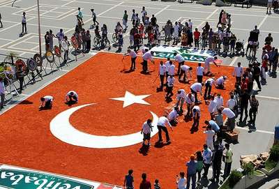Baharattan Türk bayrağı yaptılar