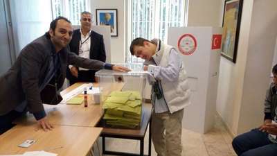Ellerini kullanamayan genç, ağzıyla oy verdi