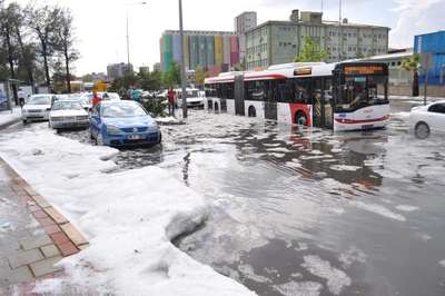İzmir'de dolu hayatı felç etti