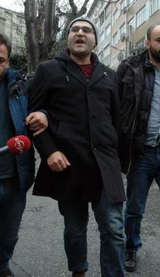 Gözaltanı alınan polislerden 2'si sağlık kontrolünden geçirildi