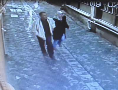 Boşanmak isteyen eşe bıçaklı koca dehşeti kamerada