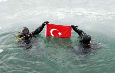 AFAD ekipleri Tödürge Gölü'nde buz altı dalışı yaptı