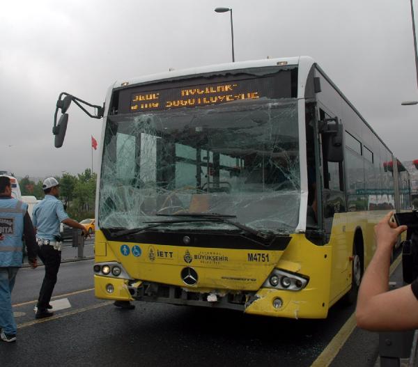 İki metrobüs çarpıştı çok sayıda yaralı var