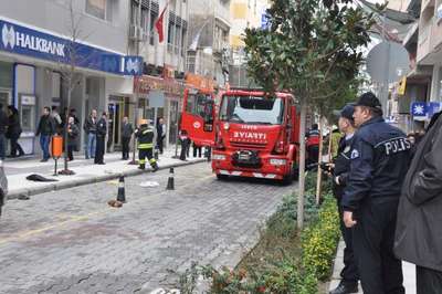 İşsiz vatandaş belediyenin çatısına çıktı