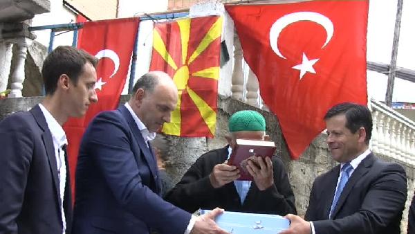 Makedonya’da her haneye bir bayrak, bir Türkçe mealli Kuran-ı Kerim, bir de Türkçe sözlük