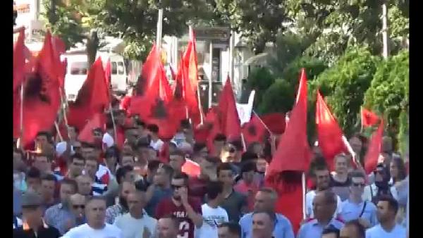 Arnavutlar hükümeti protesto etti