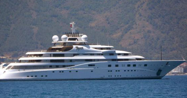 Şeyh mega lüks yatıyla Marmaris sularında