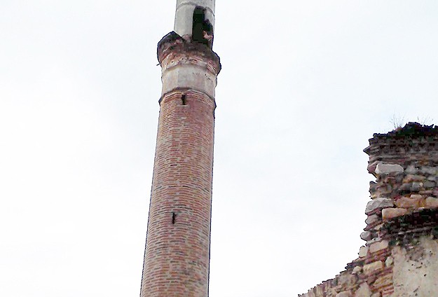 Cami minaresinde domuz kafası