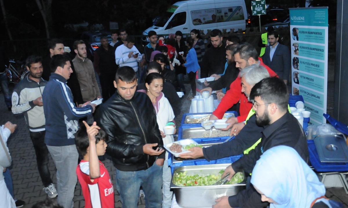Mültecilere özel iftar programı