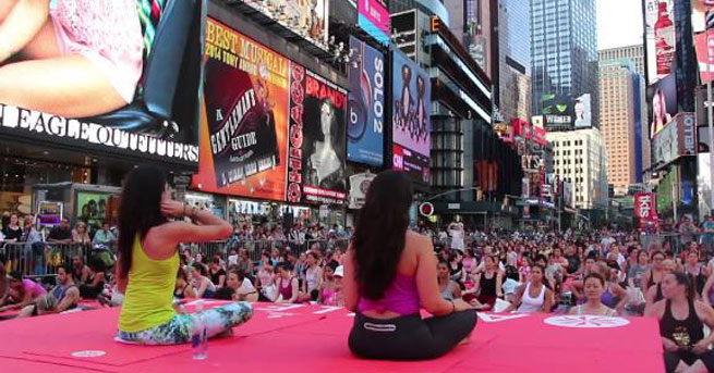 Times Meydanı'nda Yoga zamanı