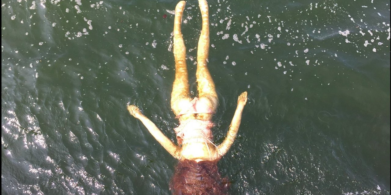 Denizdeki şişme bebek ortalığı karıştırdı