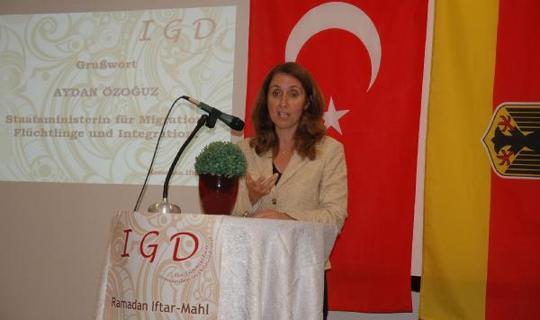 'Merkel Türk kökenlilerden sadakat istemekte haklı'