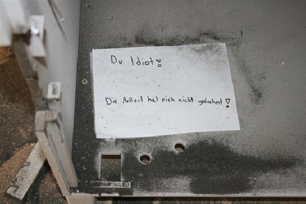 Aptal! Uğraştığına değmedi