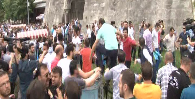 Çinli sandıkları Koreli turisti dövdüler