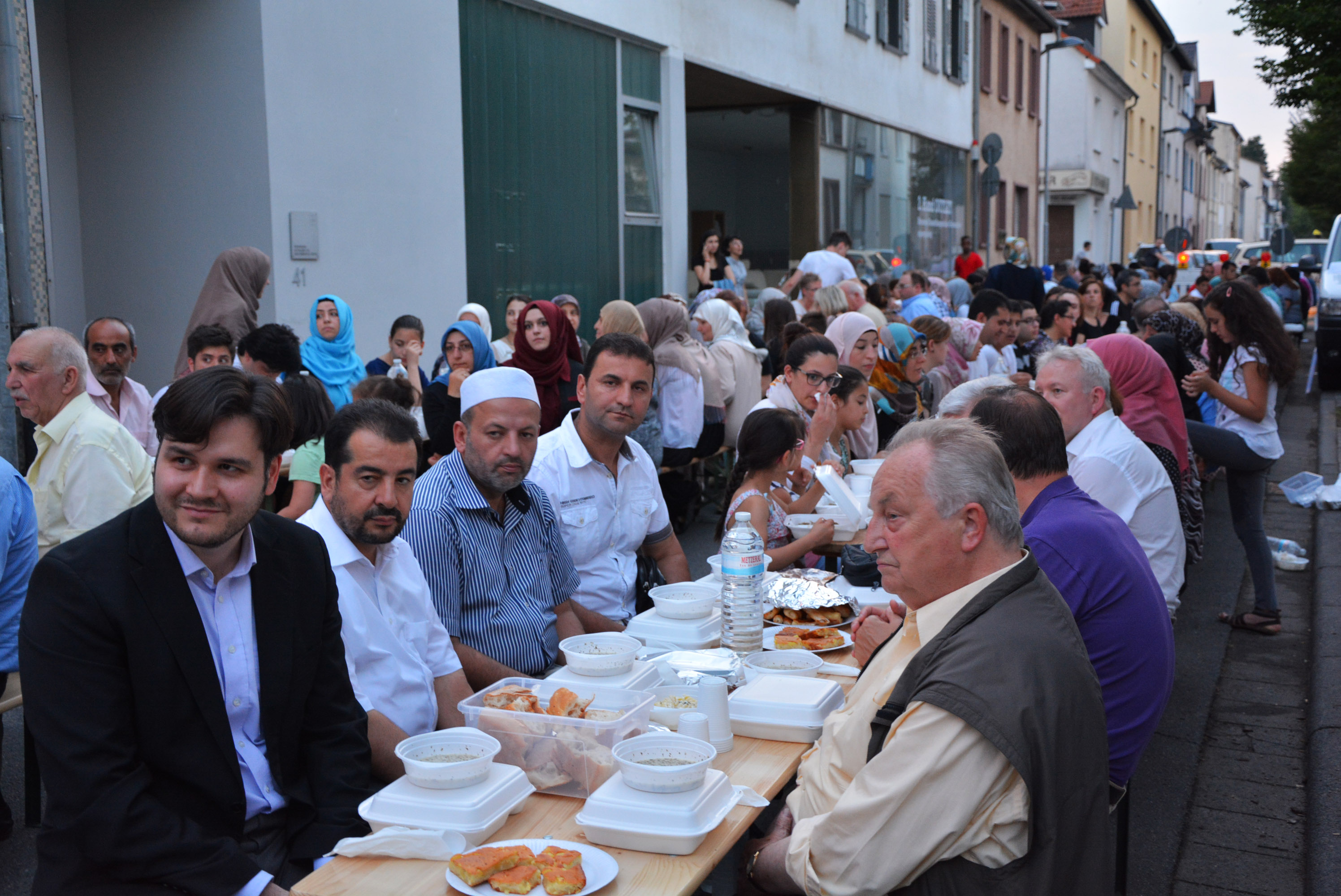 Neu-Isenburg’da caddede iftar