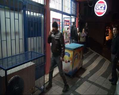Kar maskeli genç, silahla market soydu