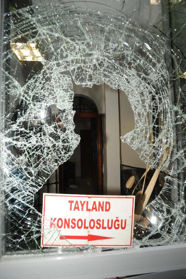 Tayland Konsolosluğu'na saldırdılar