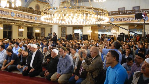 Kadir Gecesi'nde Almanya'da da camiler doldu taştı