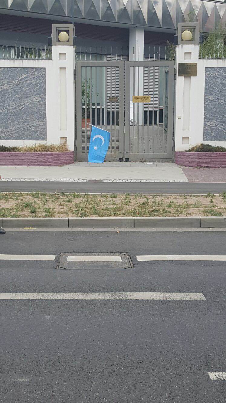 Çin Konsolosluğu'na Uygur bayrağı astılar