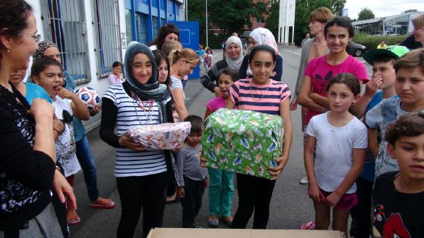 Köln'de mülteci çocuklara Ramazan hediyesi