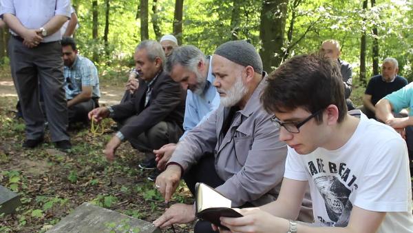 Almanya'da Müslümanlar mezarlara akın etti