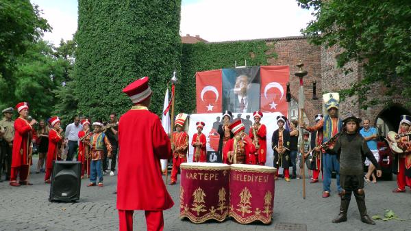 Münih caddelerinde mehteran coşkusu