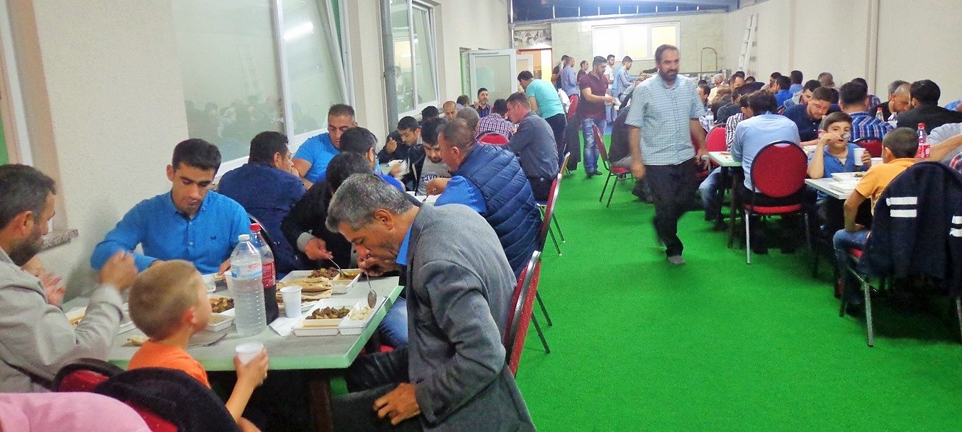 Wiesbaden Vahdet Camii’nde bayramlaşma