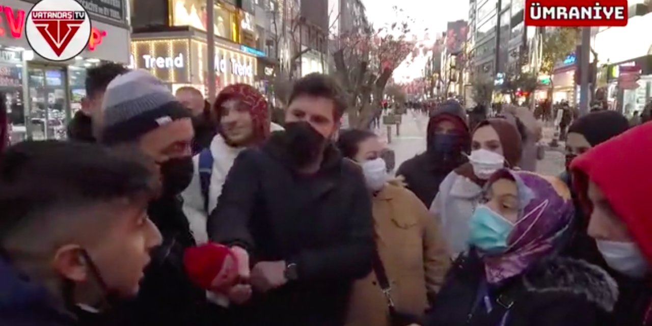 Çıkar telefonunu diyen kadının suratına desteyle para attılar!