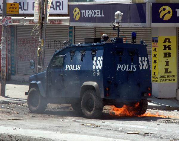Gazi Mahallesi'nde 1 polis şehit edildi