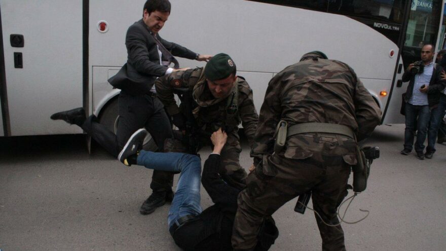 Tekmeciye adeta ödül