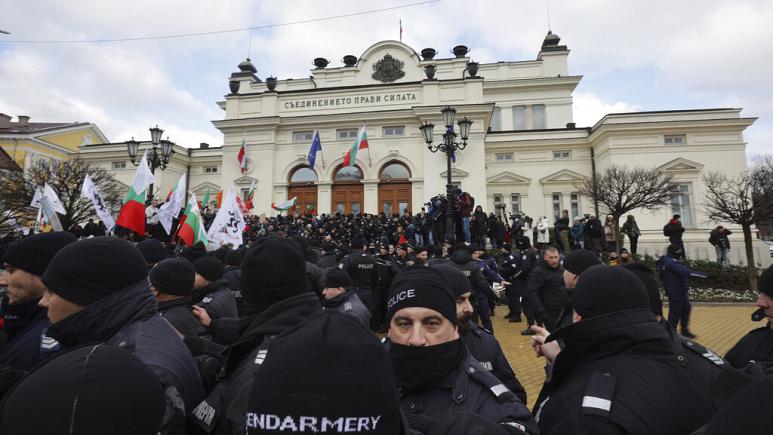 Bulgaristan'da aşı karşıtı binlerce protestocu parlamento binasına zorla girmeye çalıştı