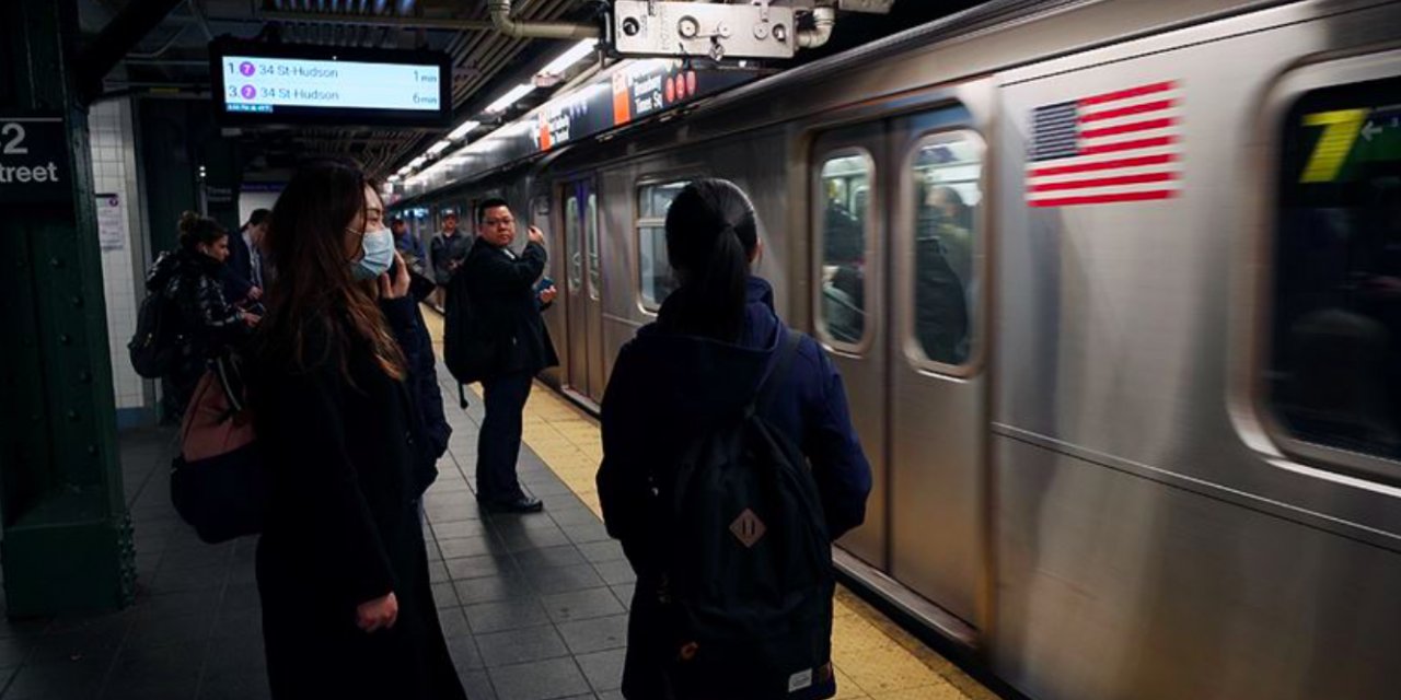 New York metrosunda raylara itilen kadın hayatını kaybetti