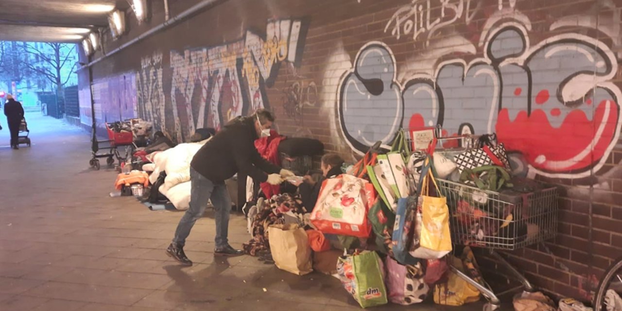 Türk gönüllüler, Berlin sokaklarında yaşayanlara her cumartesi yemek dağıtıyor