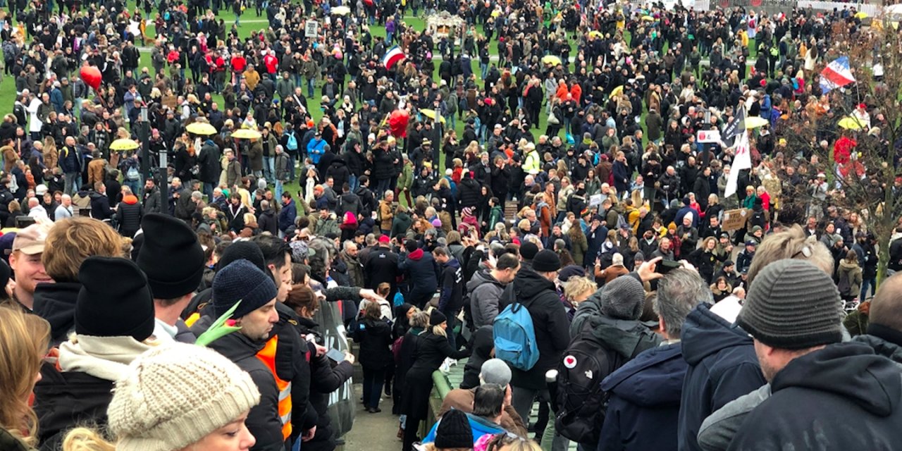 Hollanda'da Kovid-19 kısıtlamaları protesto edildi