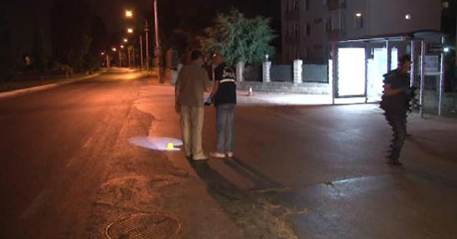İzmir'de kışlaya ateş açıldı