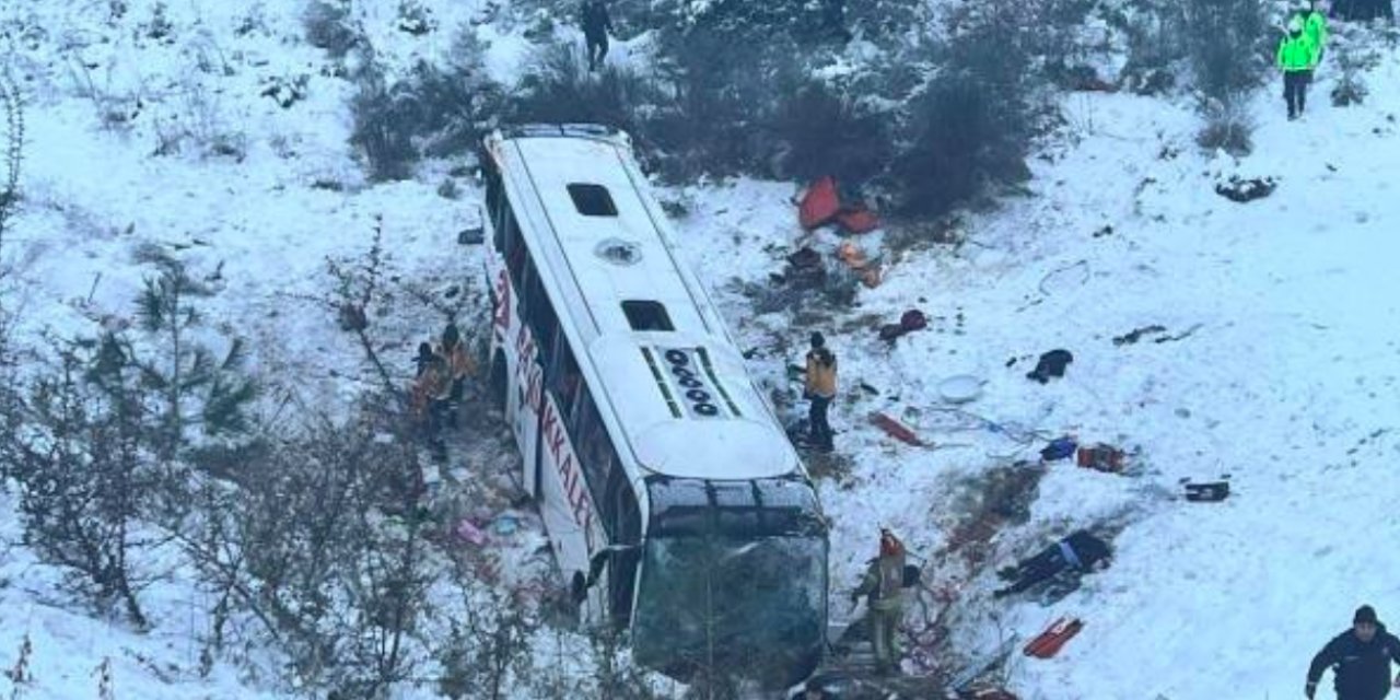 İstanbul'da yolcu otobüsü devrildi: 3 ölü, 15 yaralı