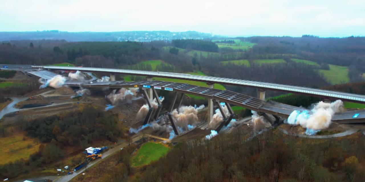 Rinsdorf Köprüsü saniyeler için yıkıldı
