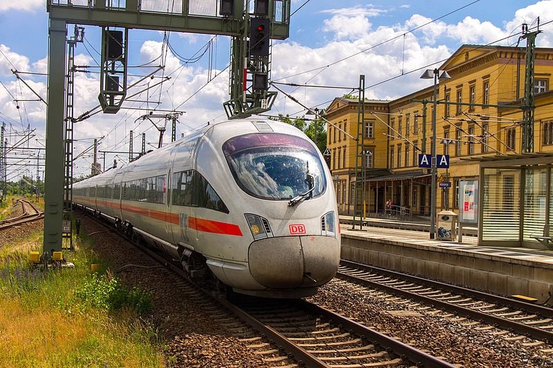 Hamburg-Berlin tren hattı çarşamba gününe kadar kapalı