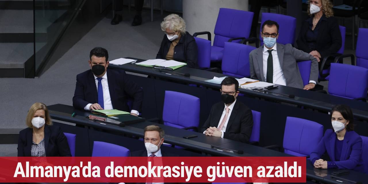 Almanların yüzde 23'ü ülkenin diktatörlük yolunda olduğunu düşünüyor