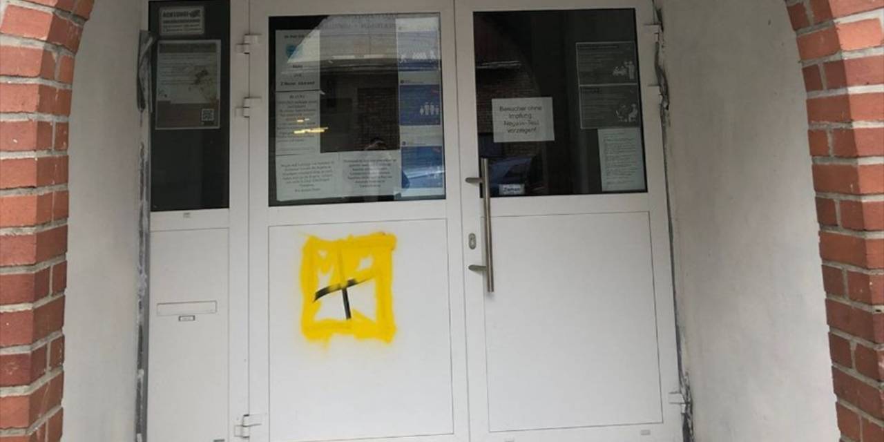 Dortmund'ta cami kapısına gamalı haç çizildi