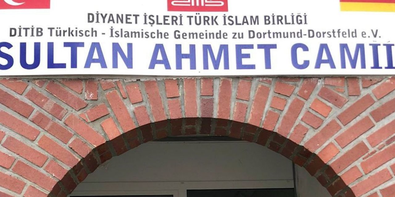 Almanya'da camiye saldırı! Kapıya gamalı haç çizildi