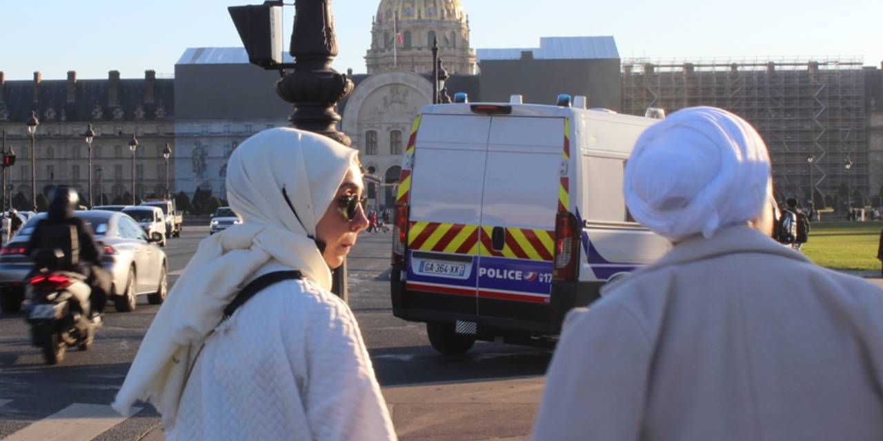 Fransa'da başörtüsü protestosunu engellemek isteyince 3000 Euro ceza ödedi